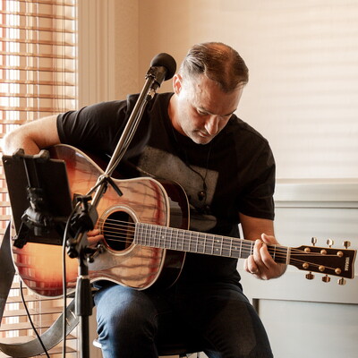 Stevie D, acoustic guitar and singer solo in Adelaide, photo 2
