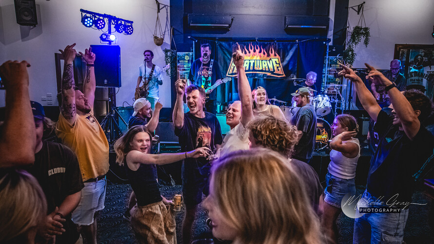 Heatwave, cover band in Adelaide, photo 3
