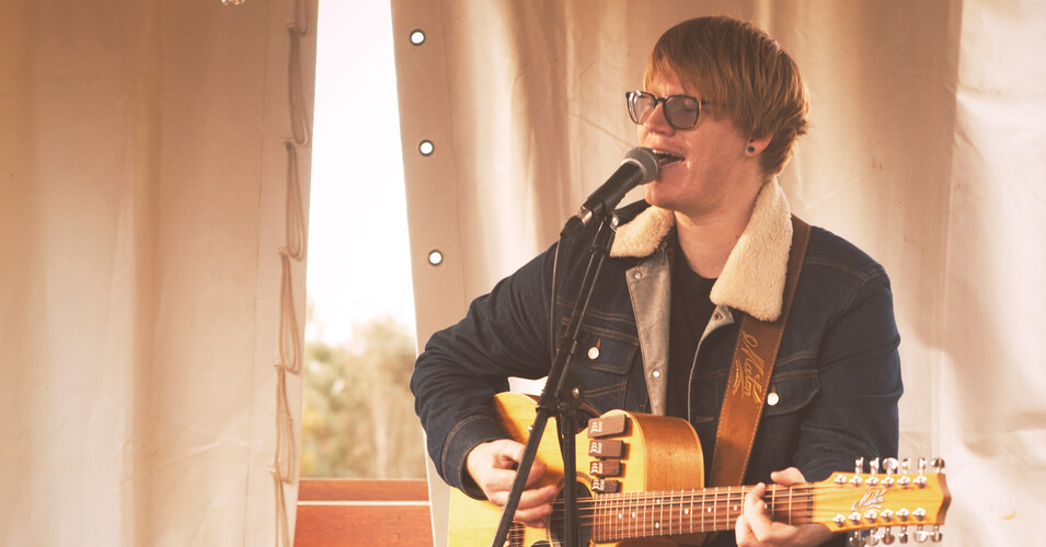 Toby Mobbs, singer-songwriter in Albury, photo 3