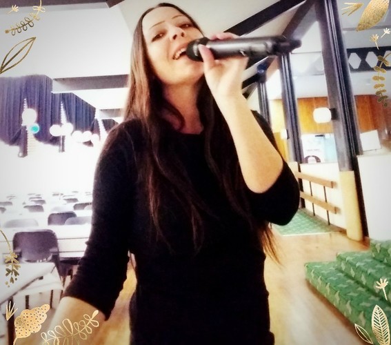 Ems Bowden, singer in Bundaberg Central, photo 3