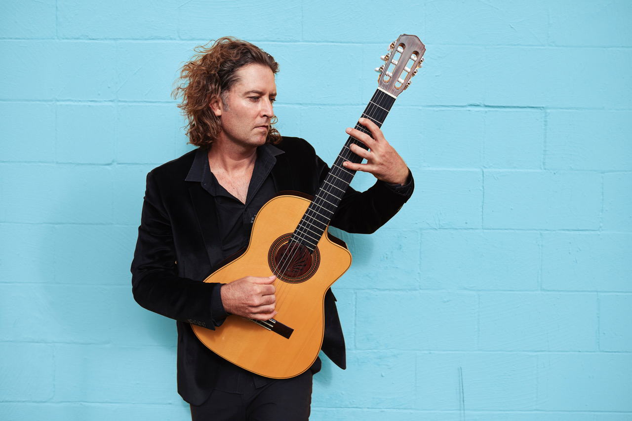 Soarelle, classical guitarist in Byron Bay
