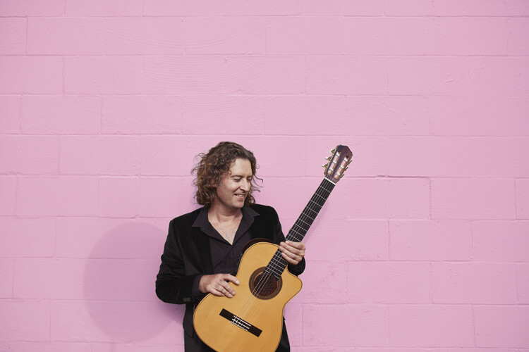 Soarelle, classical guitarist in Byron Bay, photo 3