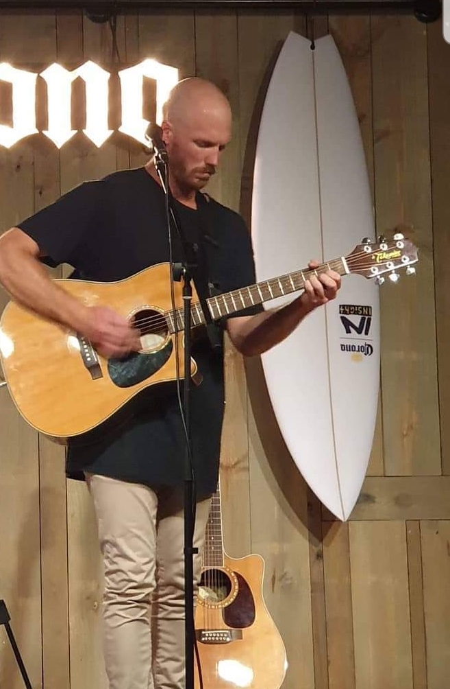 Joey Lanskey, singer in Cairns, photo 2