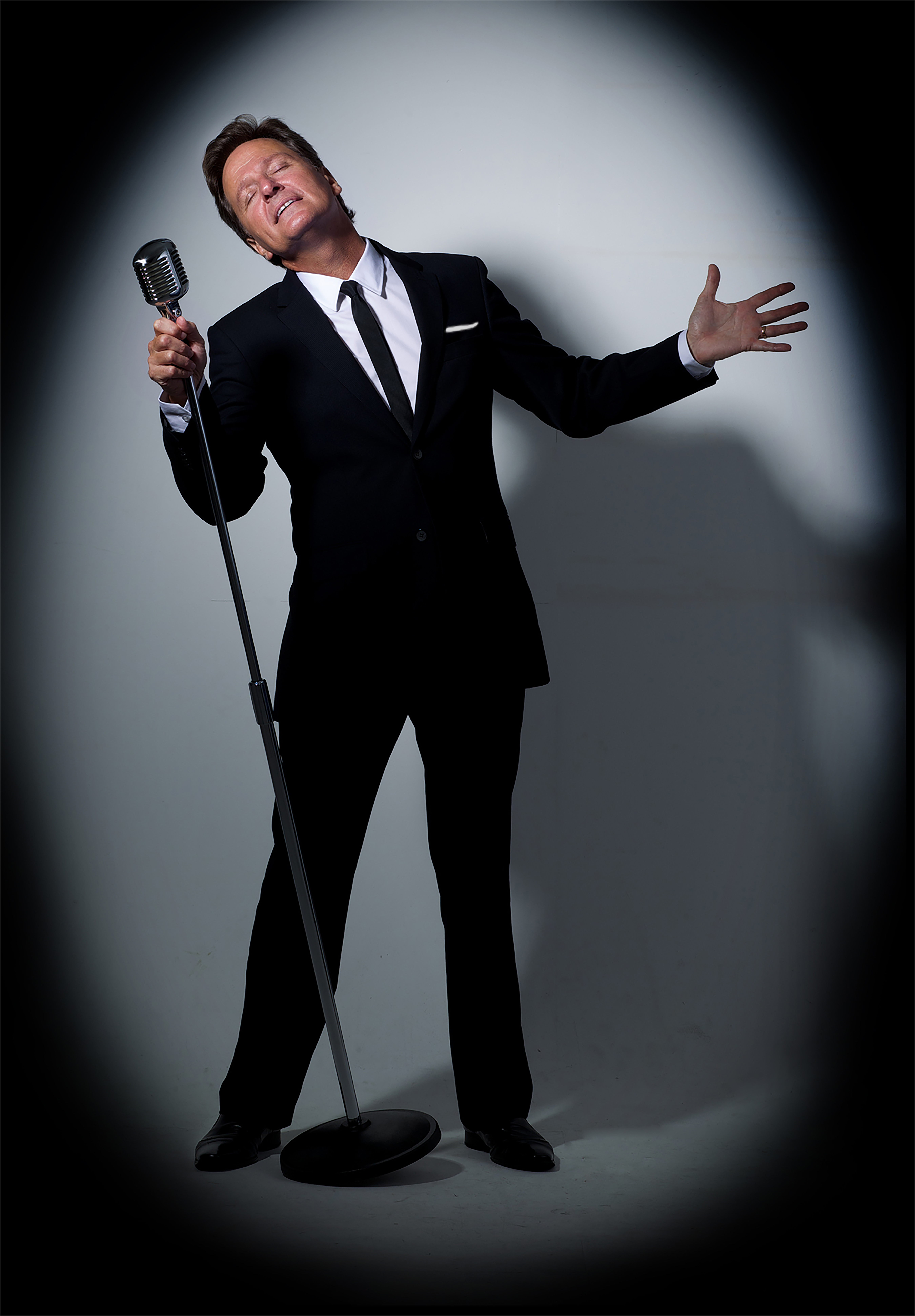 Chris Lloyds, jazz singer in Cairns