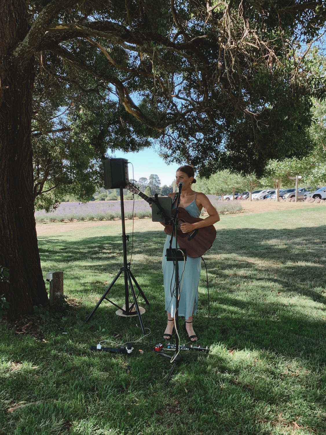 Ellys, singer in Gold Coast