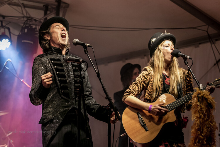 Szara Fox & The Midnight Secrets, folk band in Healesville, photo 3