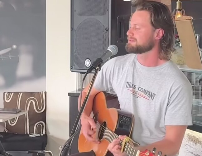 Mitch Peters, singer in Kandanga, photo 3