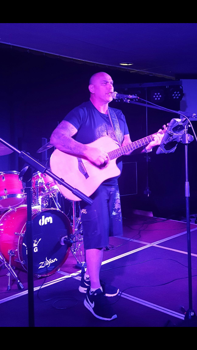 Rob, singer in Mandurah
