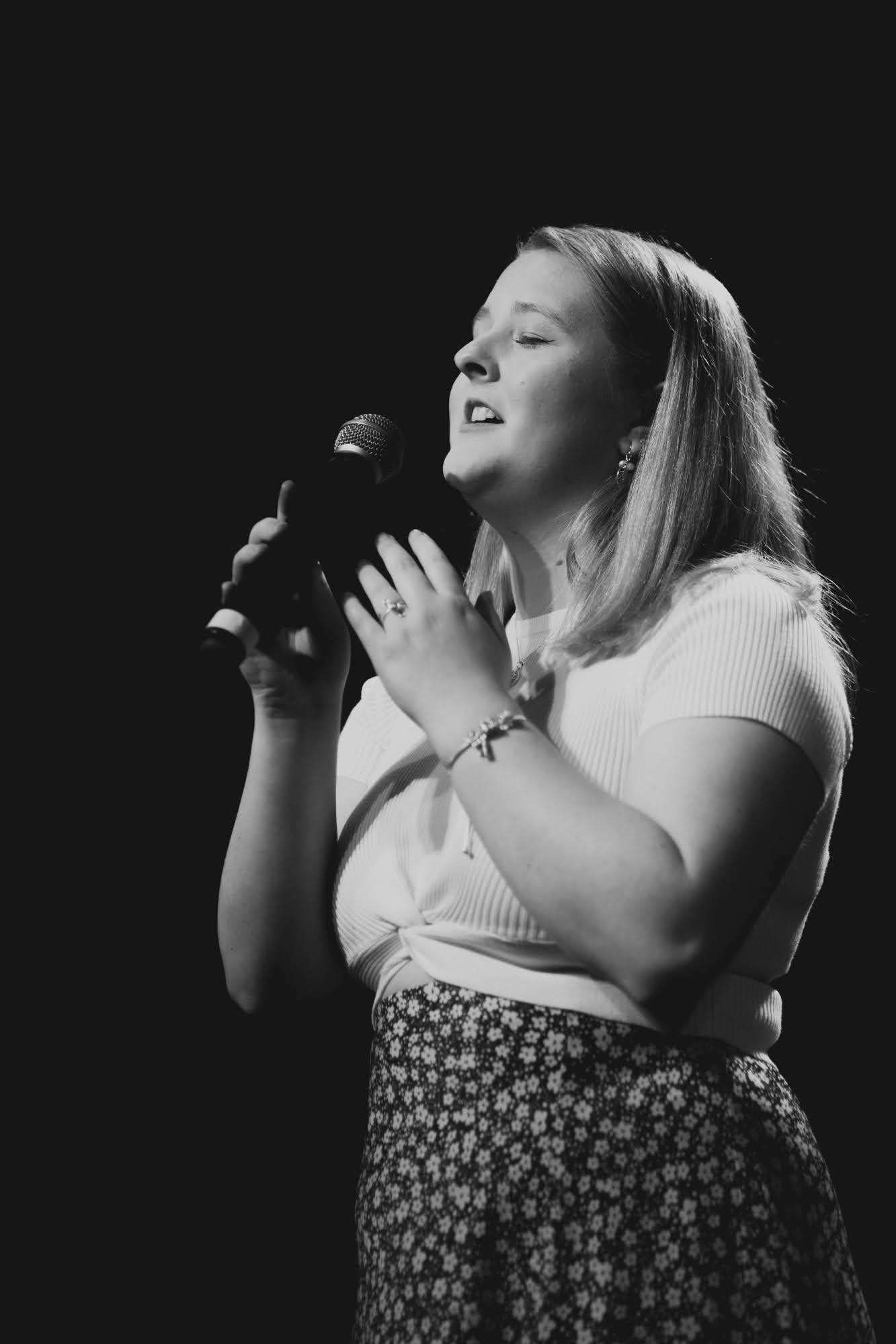 LIV, pianist and singer solo in Melbourne