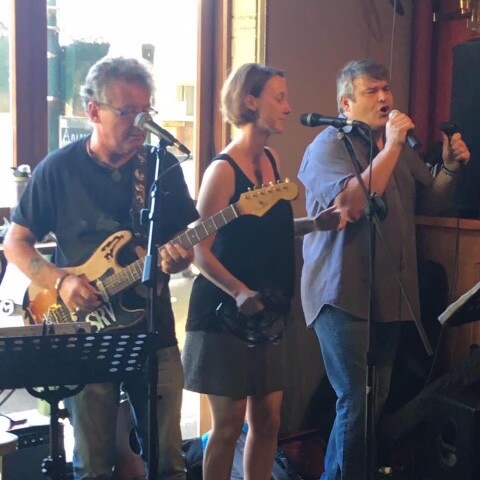 Fi & 2 Charlies, cover band in Melbourne, photo 3