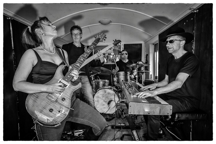 Laurel and the Painkillers (LPK), cover band in Melbourne, photo 3