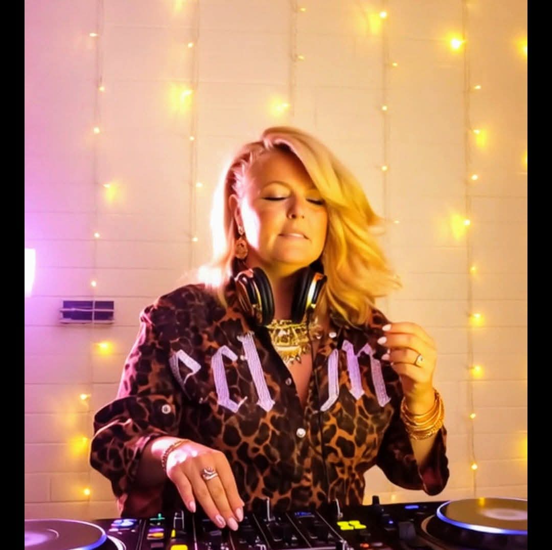 Djvelvetjones, live in Melbourne