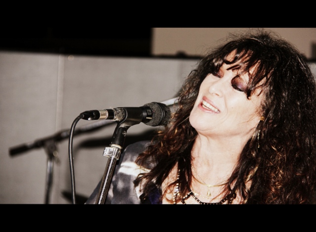Beth, singer in Melbourne
