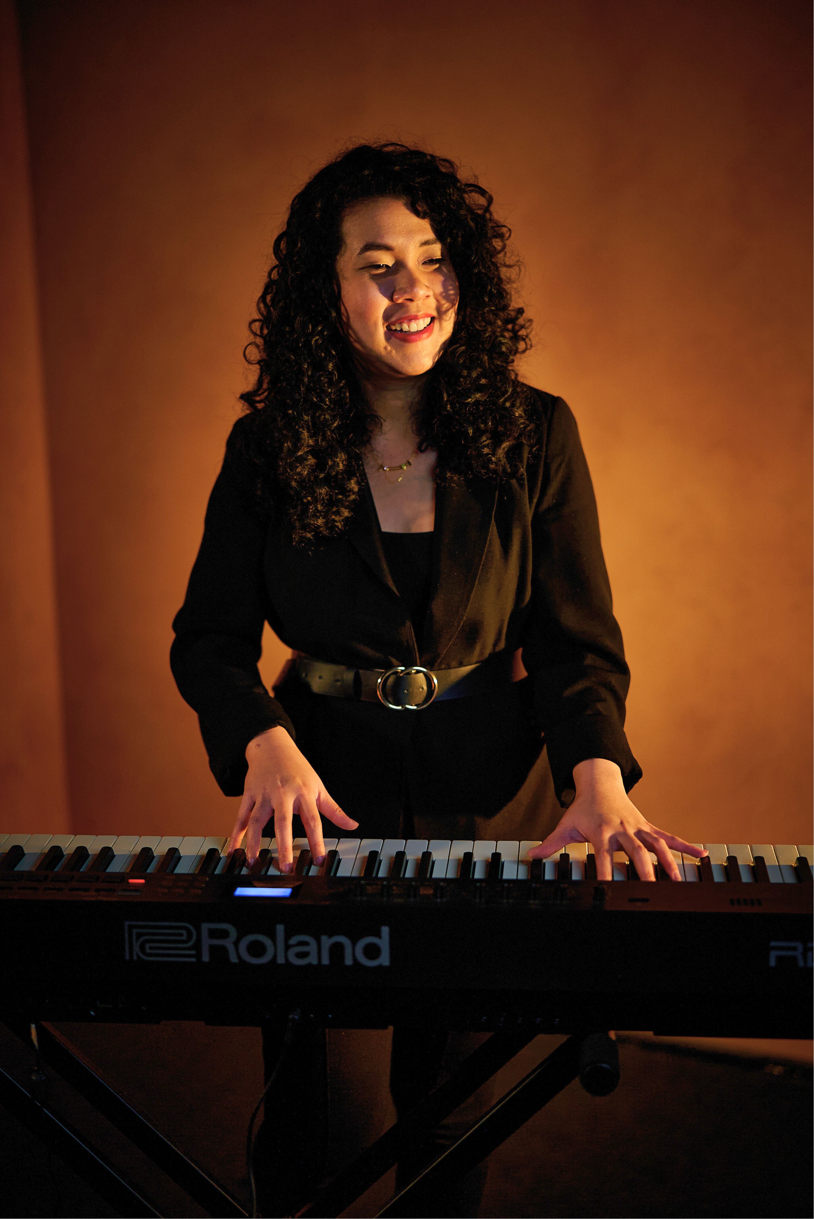 Lavely Music, pianist and singer solo in Melbourne