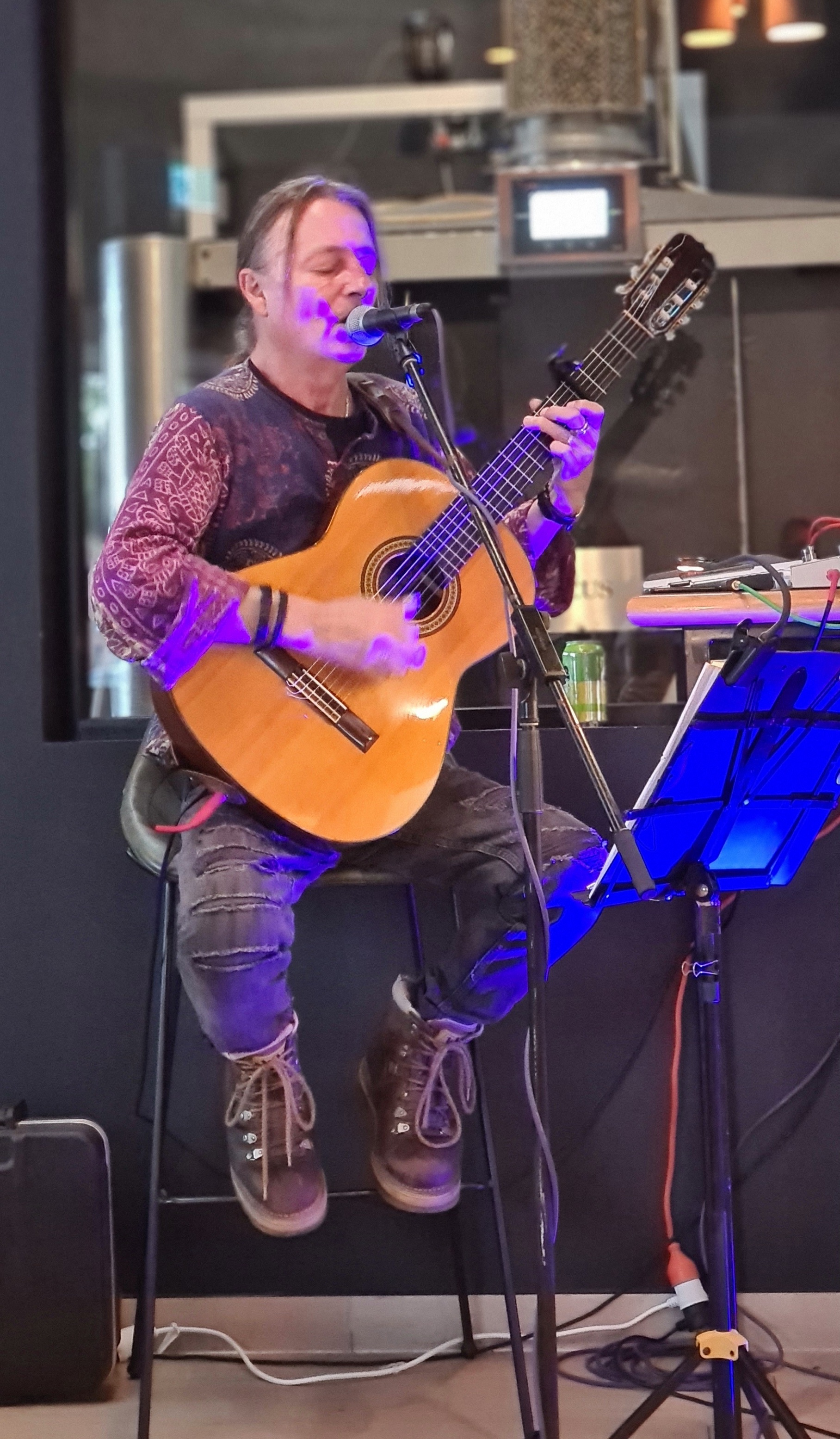 Mark Henderson - Moonunit, guitarist in Newcastle