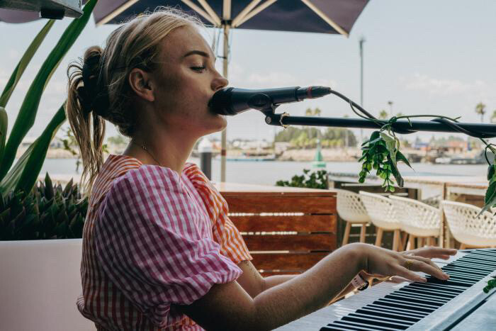Natalie Davis, pianist and singer solo in Newcastle, photo 3