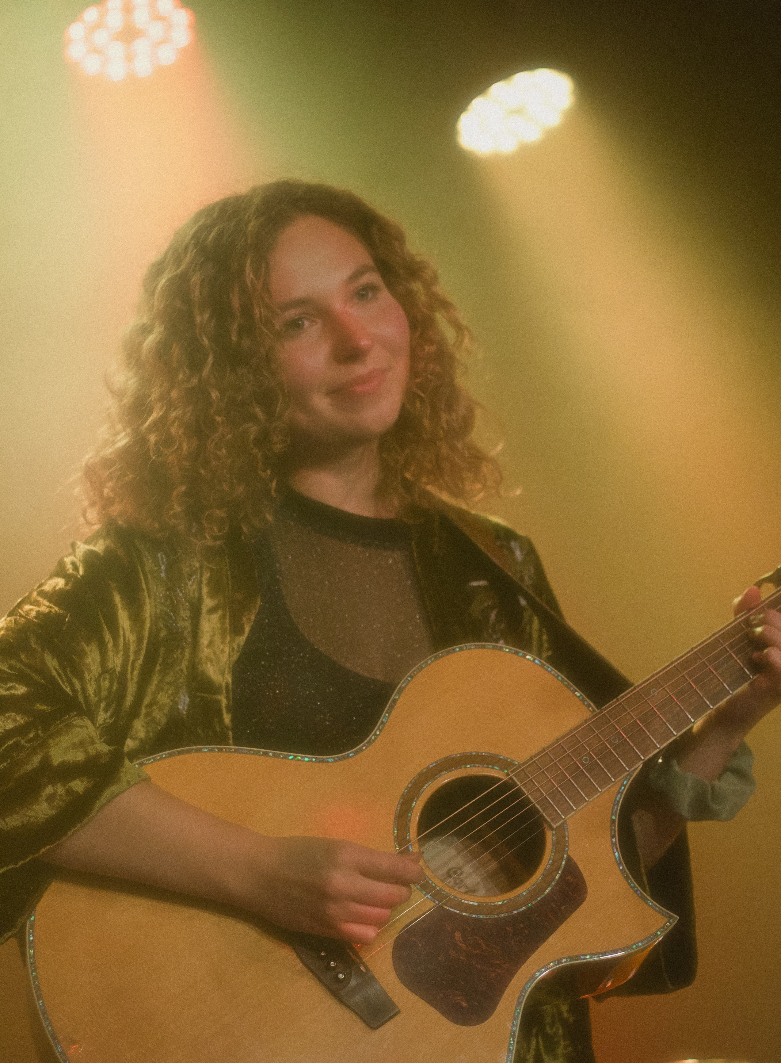 Lucie Glang, singer-songwriter in Ocean Shores