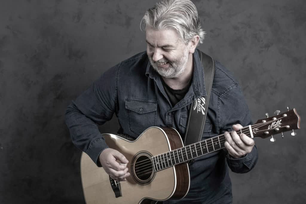 Chris Annable, acoustic guitar and singer solo in Pakenham, photo 3