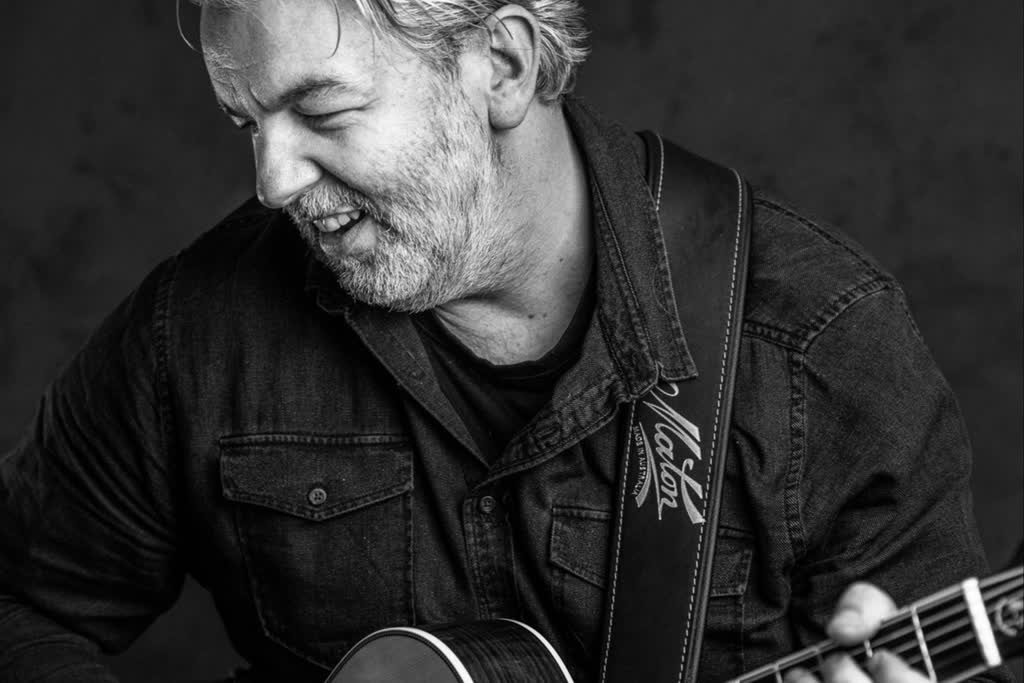 Chris Annable, acoustic guitar and singer solo in Pakenham