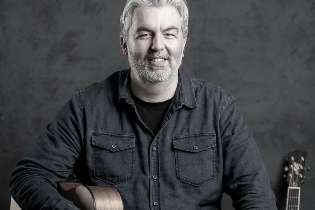 Chris Annable, acoustic guitar and singer solo in Pakenham, photo 2