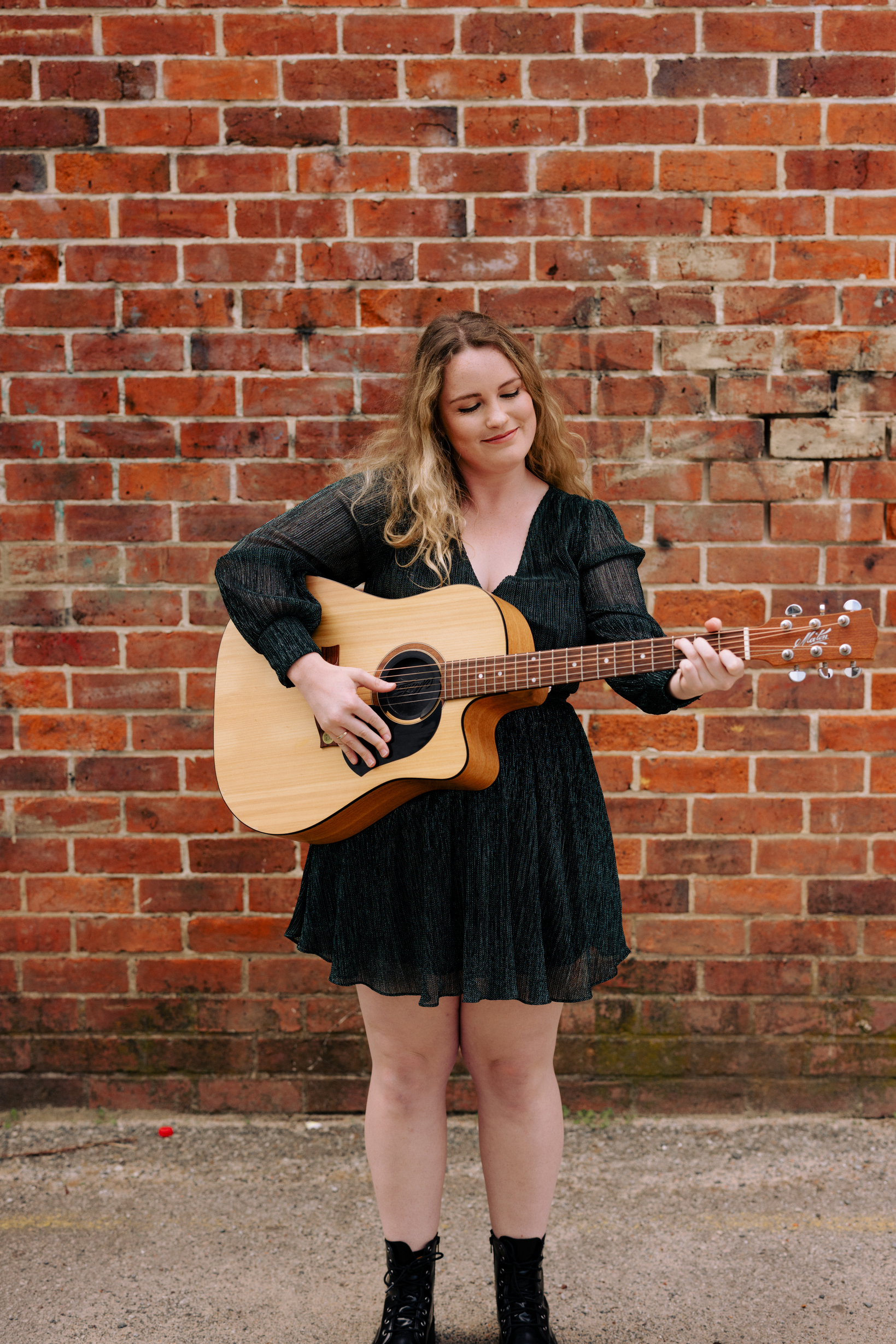 Maya Ixchell, singer in Perth