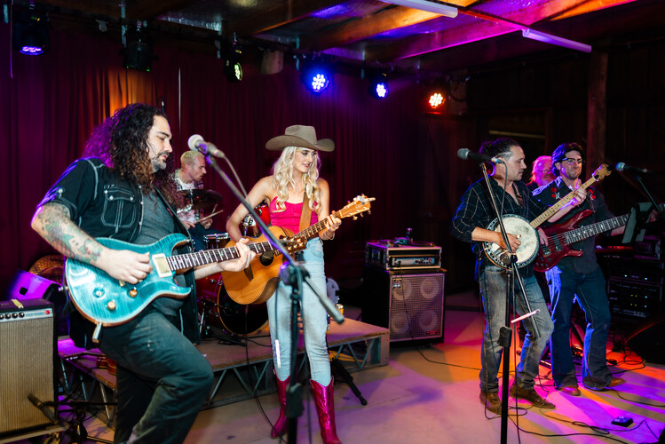 Emily Joy, country singer in Perth, photo 3