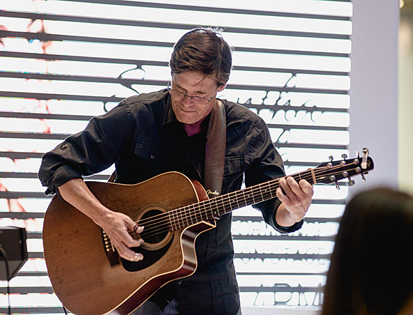 Kim Mainwright, instrumental guitar player in Perth, photo 2