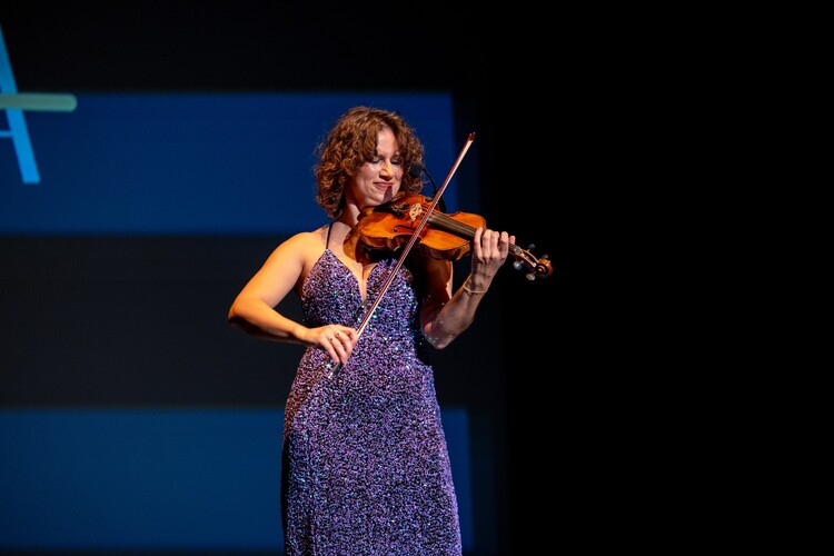 Yana, violinist in Perth, photo 3
