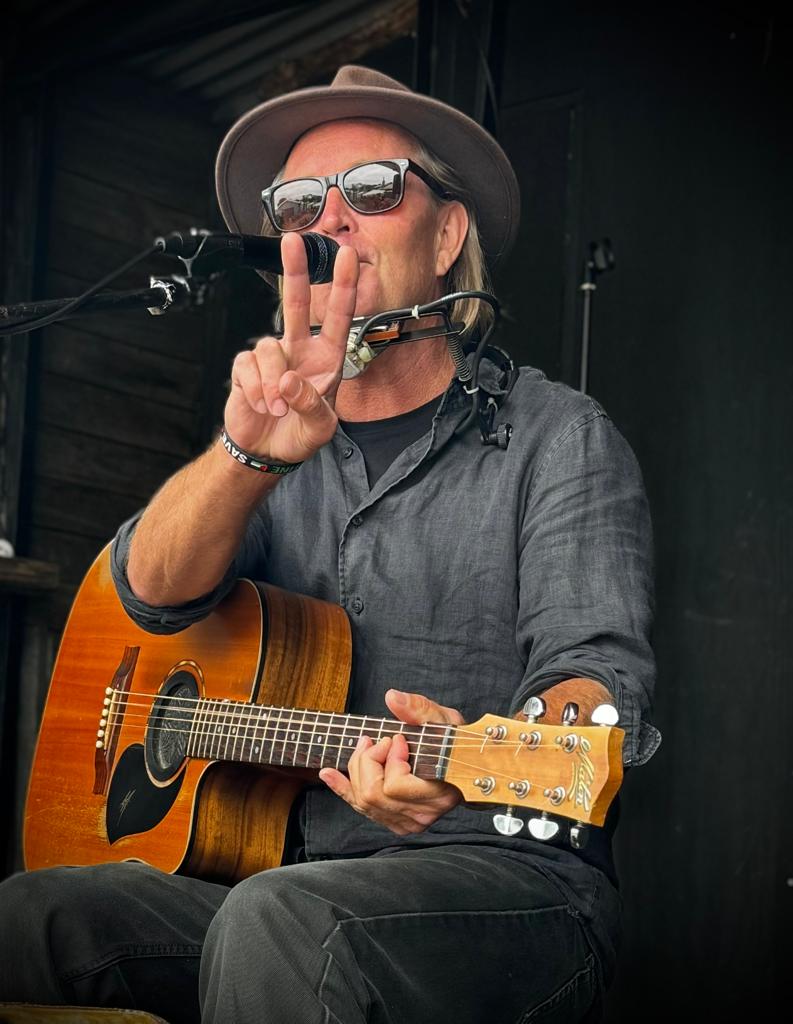 Richie Langford, singer-songwriter in Port Douglas, photo 2