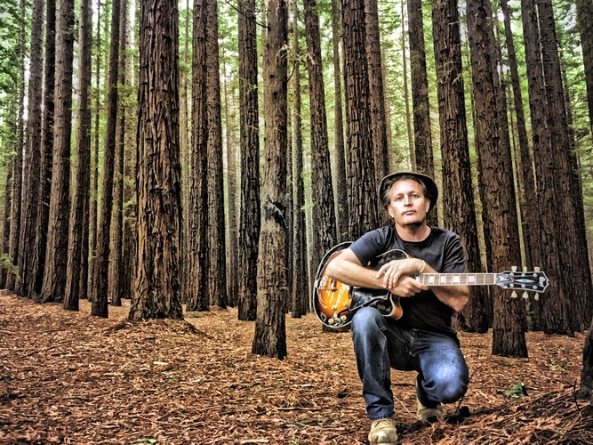 Richie Langford, singer-songwriter in Port Douglas, photo 3