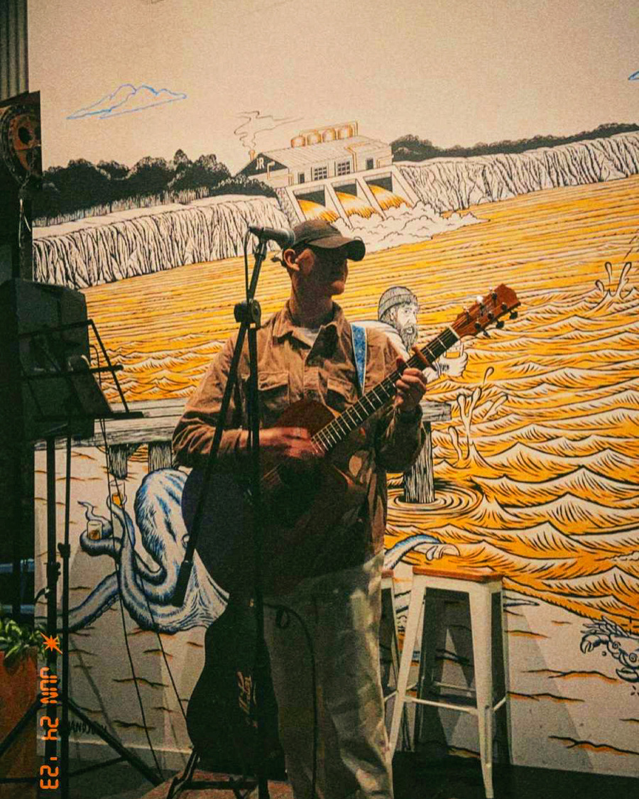 Gab Hester, singer-songwriter in Rye, photo 3