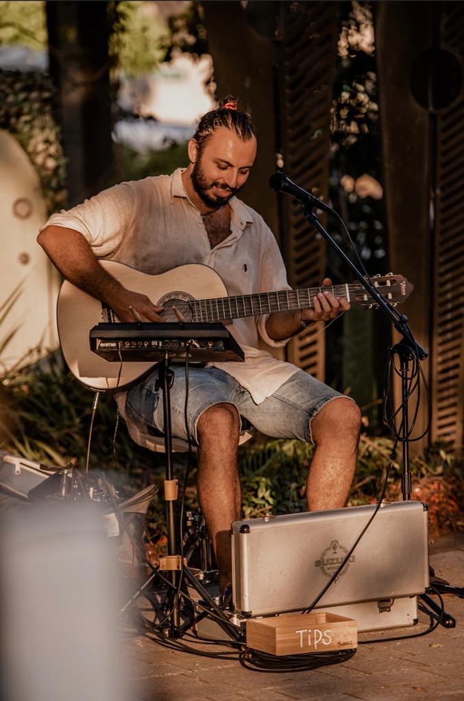 Elninittomusic, guitarist in Sunshine Coast