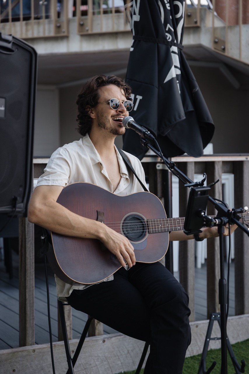 Theunis Music, singer-songwriter in Sunshine Coast, photo 2