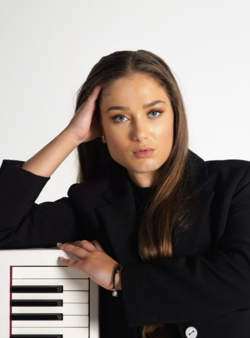 Emma Tomlinson, singer in Sunshine Coast