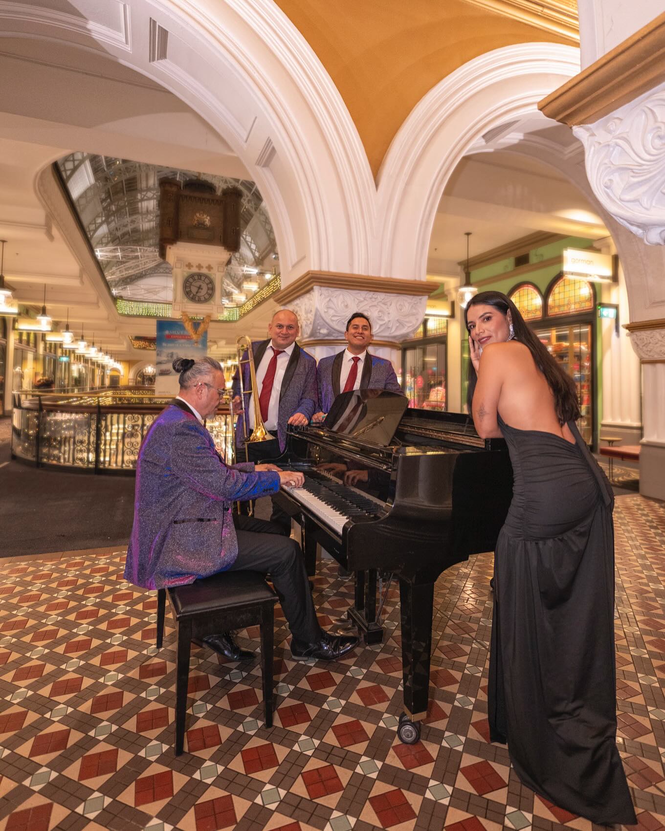 Lucerito Leon, latin band in Sydney, photo 2