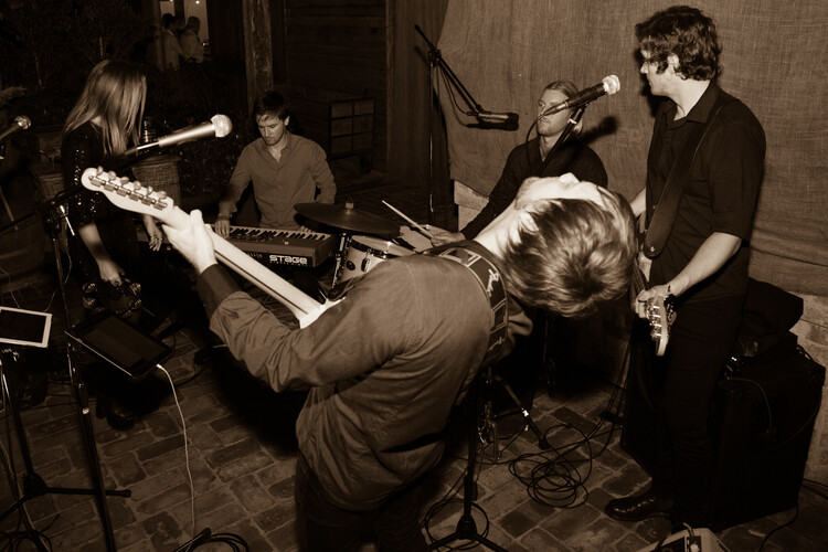 Lily Road, wedding band in Sydney, photo 3