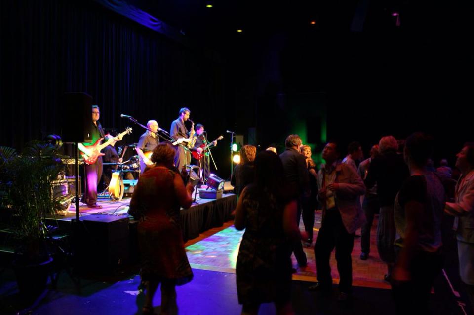 Slow Train Coming, cover band in Toowoomba, photo 2