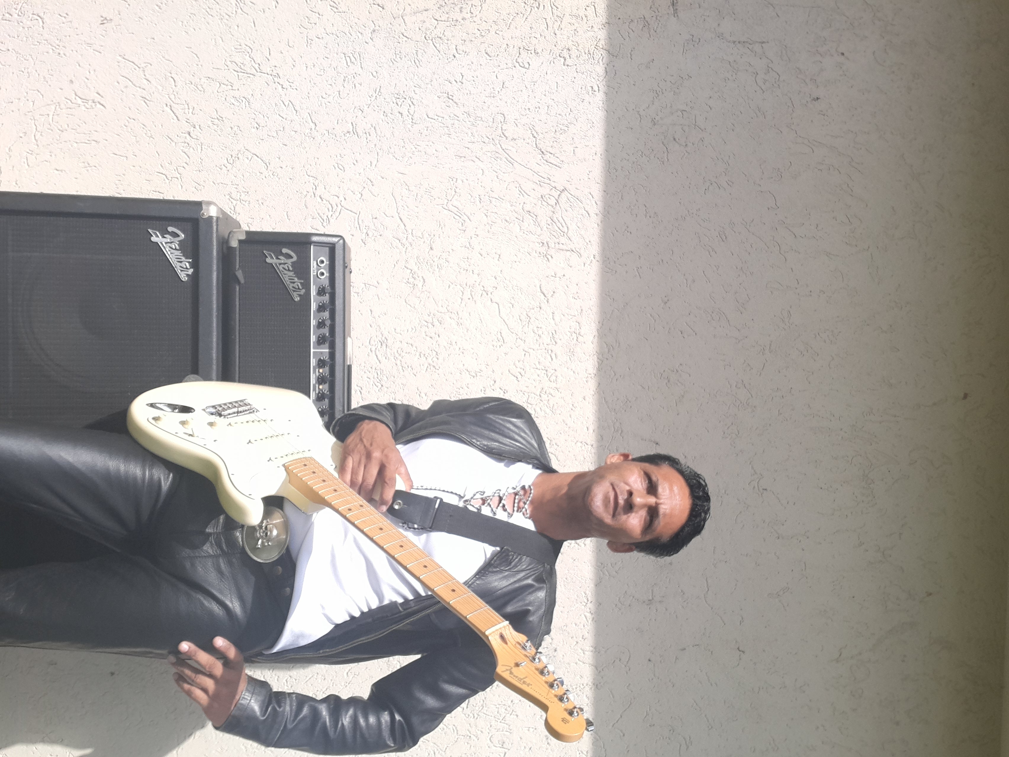 Hale Leathers, musical soloist in Townsville City, photo 2