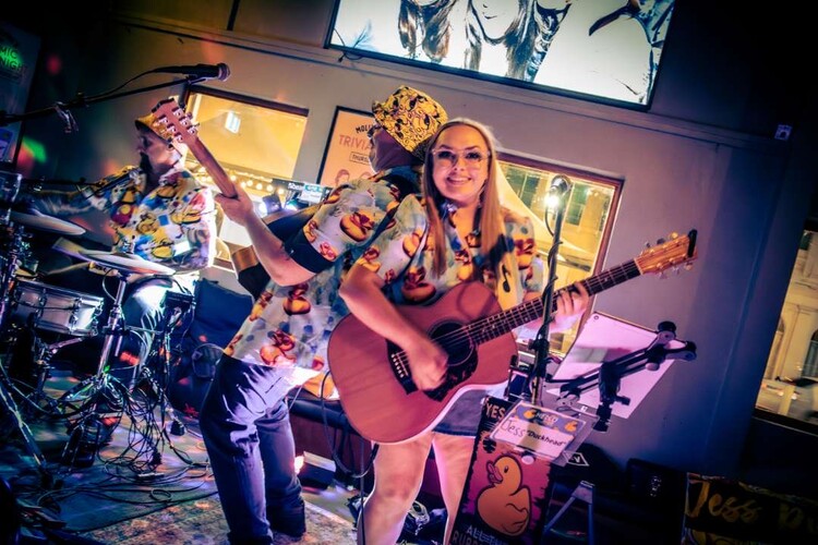Jess Fox / Foxy and The Hounds, singer in Townsville City, photo 3