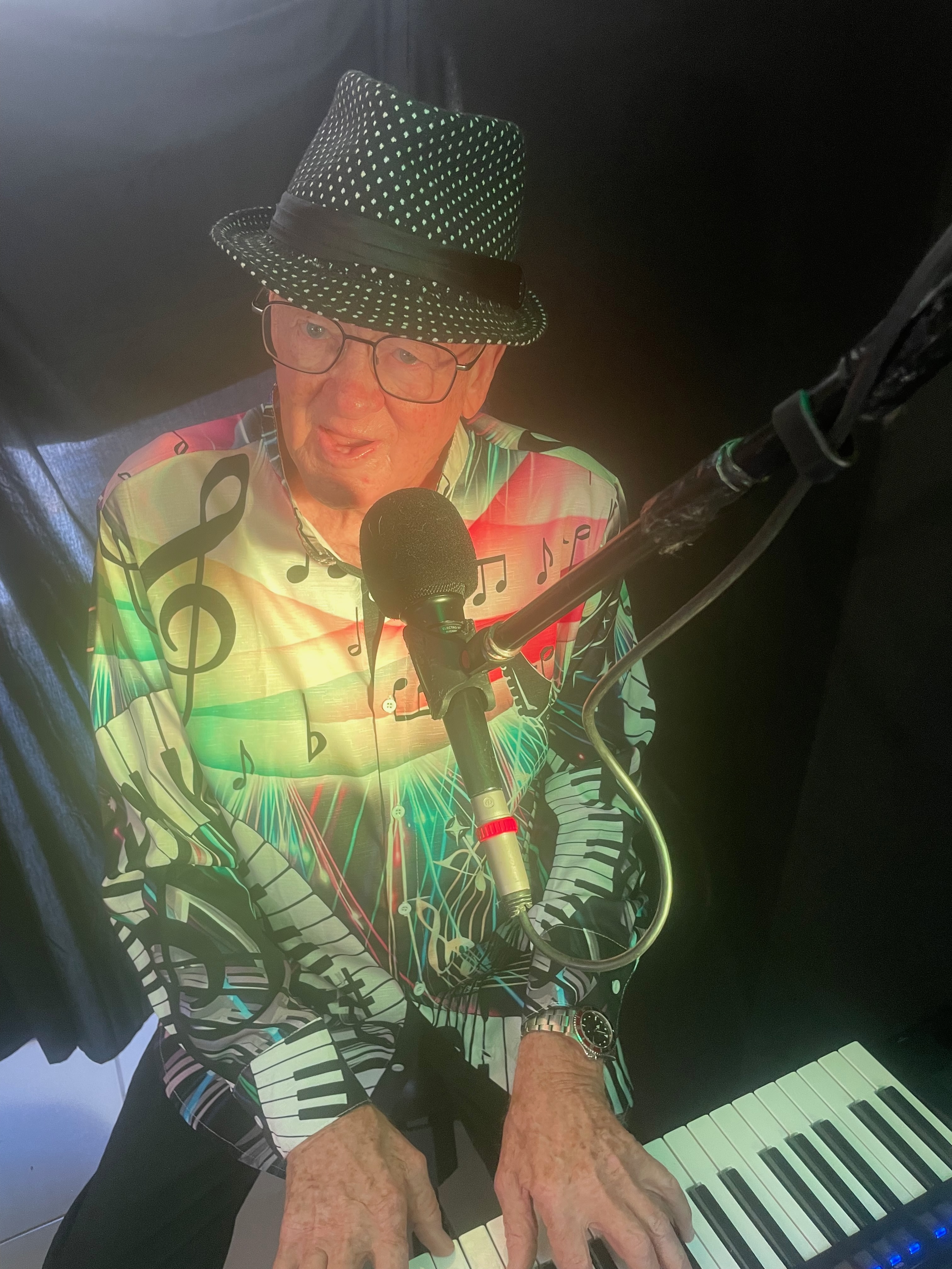 The Groove, pianist and singer solo in Tweed Heads South